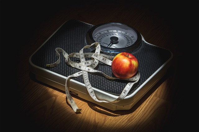 体重計　リンゴ