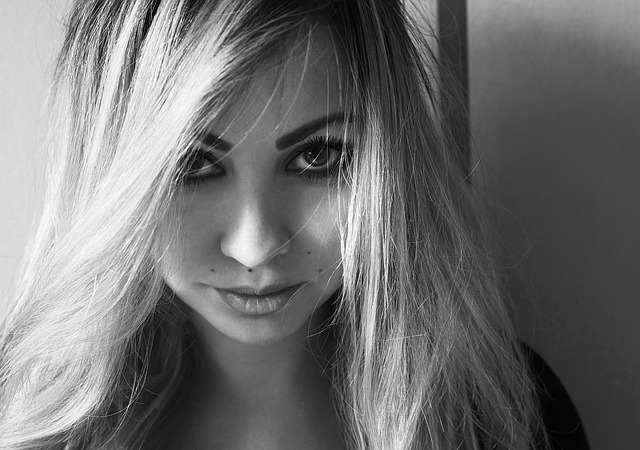 こちらを見つめる女性